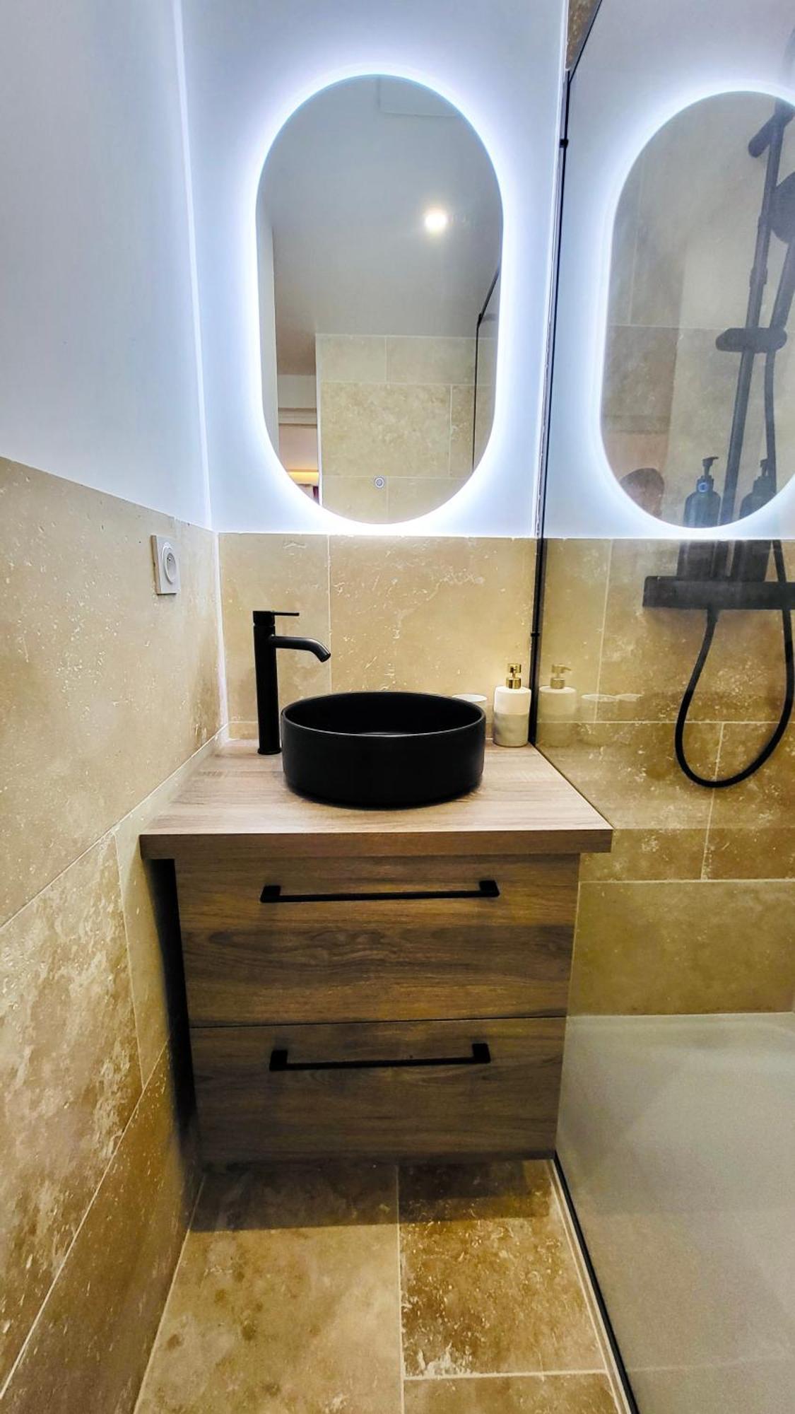 - La Suite Delos - Jacuzzi 2 Places - Centre Ville A Pied - Lit Queen Size - Parking Privee - Wifi - City Center Within Walking Distance - Quimper Exterior photo
