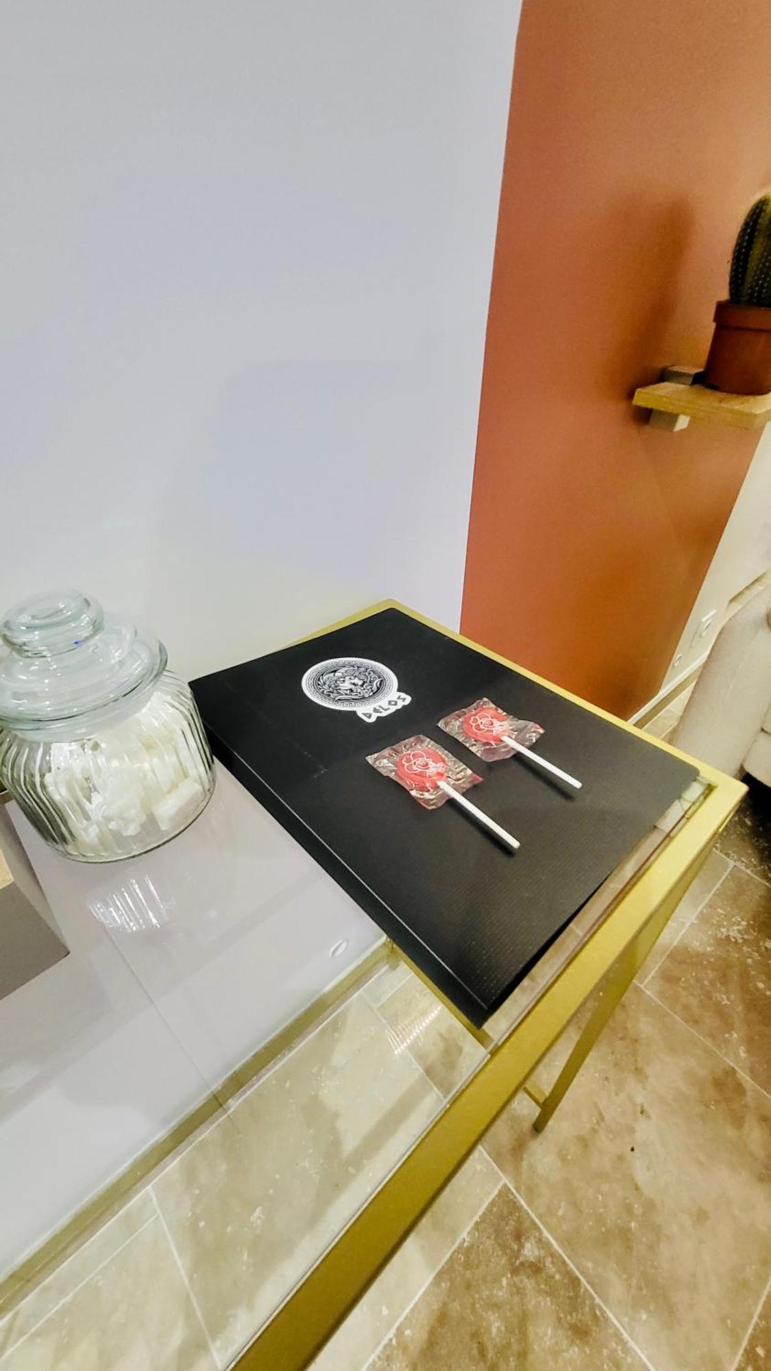- La Suite Delos - Jacuzzi 2 Places - Centre Ville A Pied - Lit Queen Size - Parking Privee - Wifi - City Center Within Walking Distance - Quimper Exterior photo