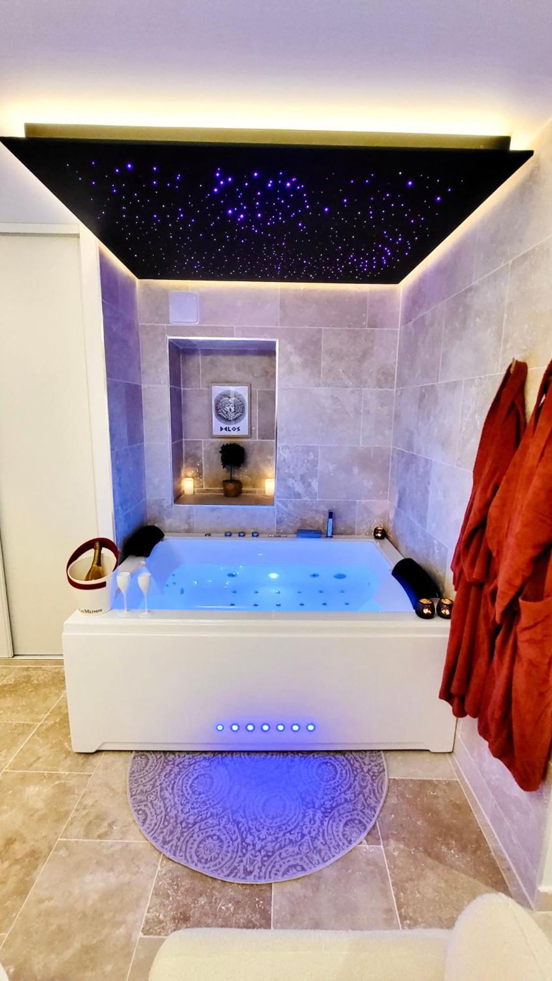 - La Suite Delos - Jacuzzi 2 Places - Centre Ville A Pied - Lit Queen Size - Parking Privee - Wifi - City Center Within Walking Distance - Quimper Exterior photo